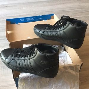 Women’s Adidas high-top black tennis shoes